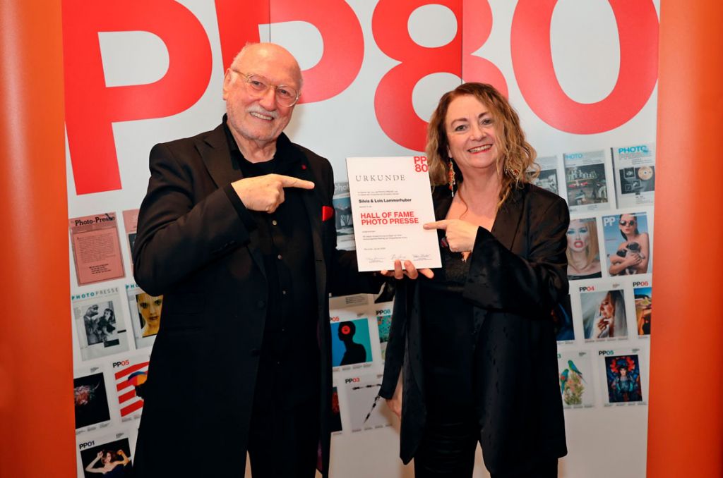 Lois und Silvia Lammerhuber mit der Awardurkunde