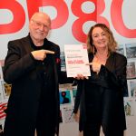 Lois und Silvia Lammerhuber mit der Awardurkunde